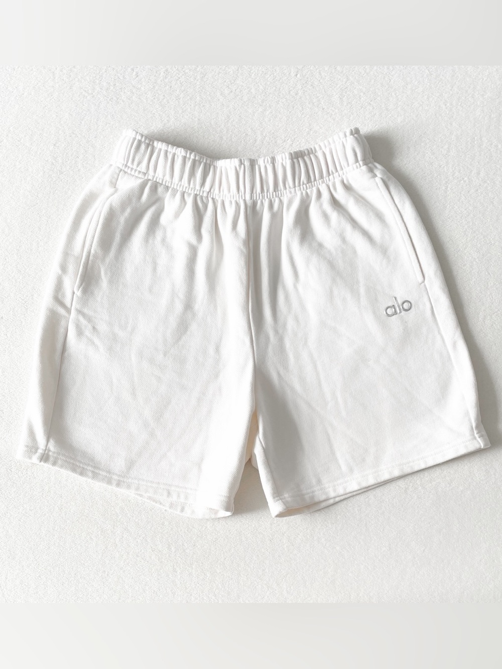 Alo Sweatshorts (White)